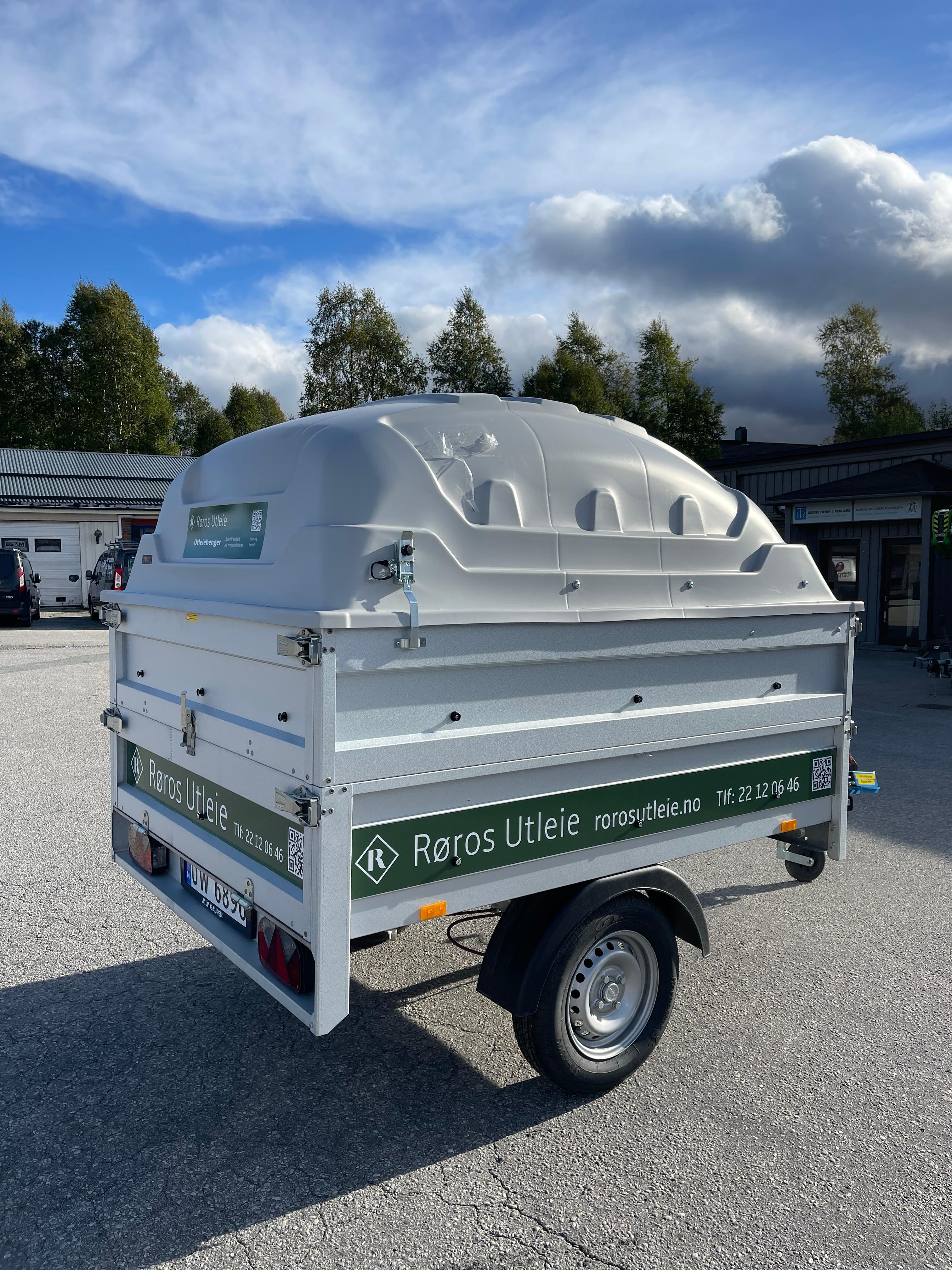 Liten varehenger med karmer og hardtop