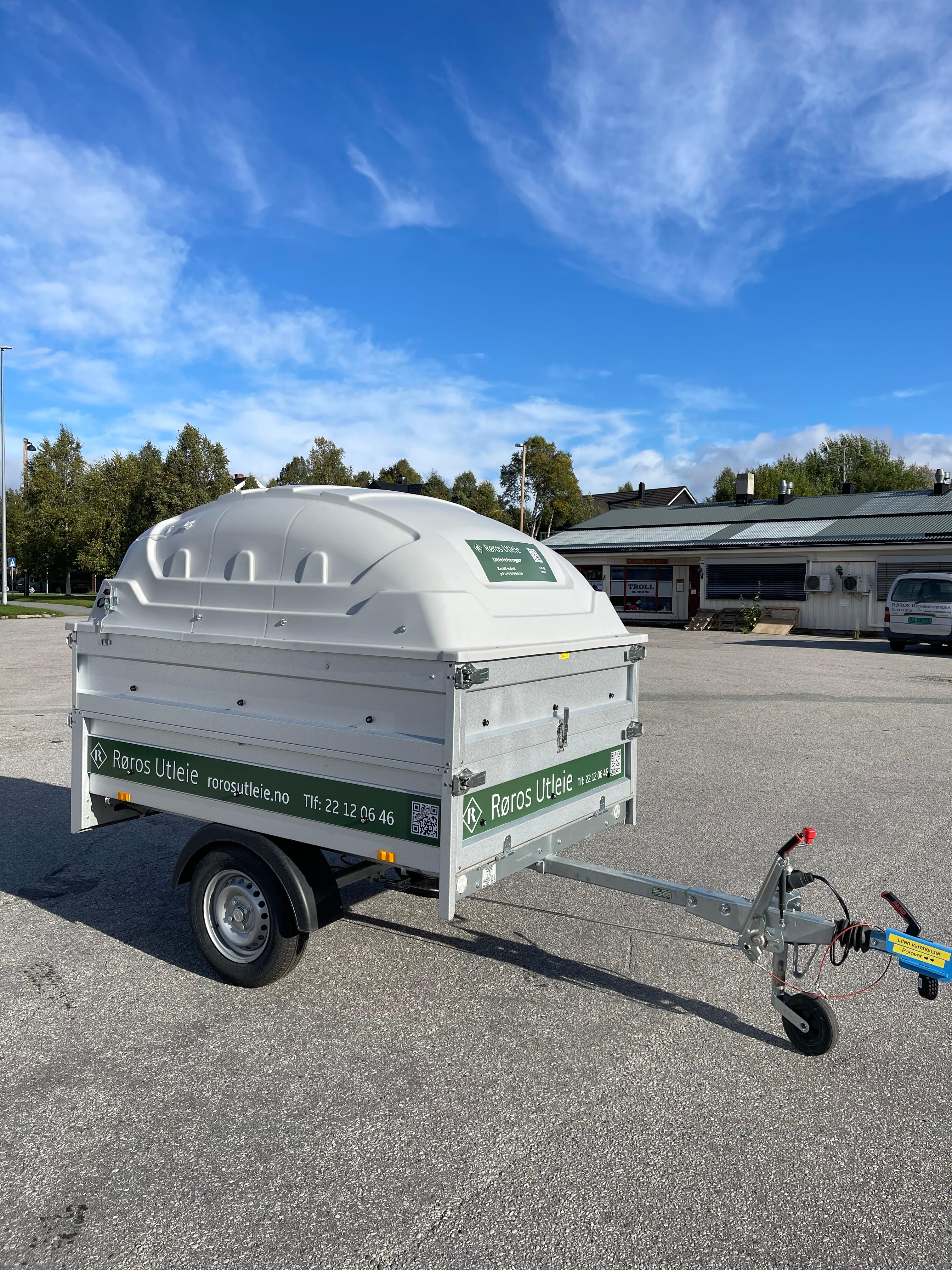 Liten varehenger med karmer og hardtop